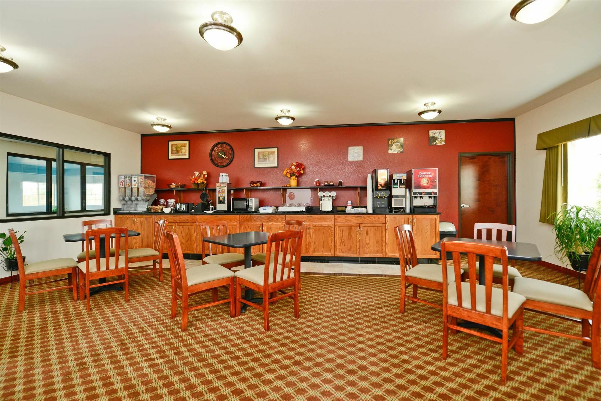 Best Western Plus Wakeeney Inn & Suites Екстер'єр фото