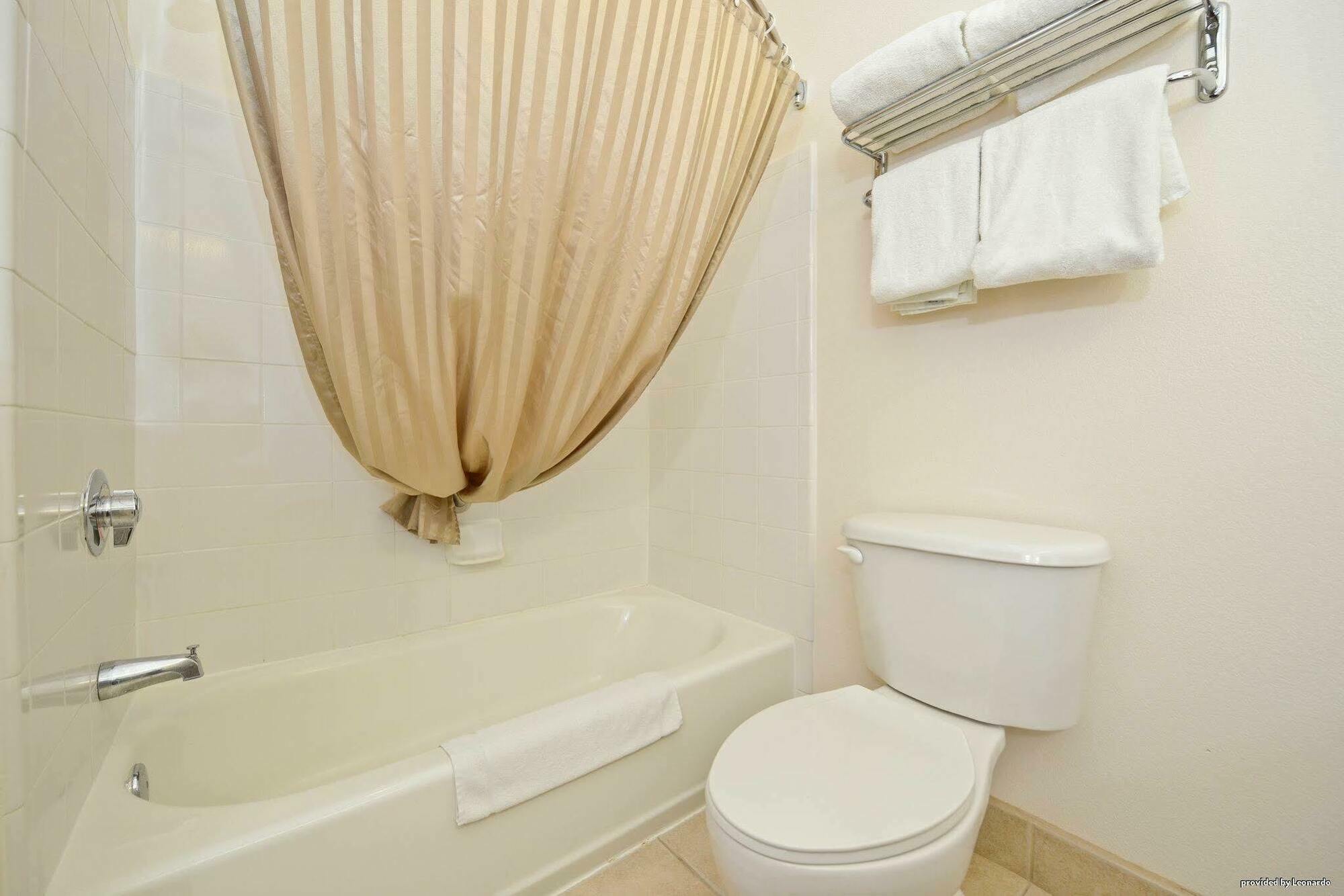 Best Western Plus Wakeeney Inn & Suites Номер фото
